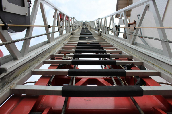 Мать спала: пожарные в Челябинске спасли маленьких детей от падения из окна