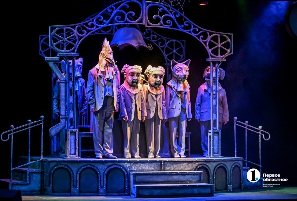 Как Чуковский свалился с неба: в Челябинском театре кукол сыграли премьеру мюзикла «Бибигон»