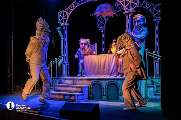 Как Чуковский свалился с неба: в Челябинском театре кукол сыграли премьеру мюзикла «Бибигон»