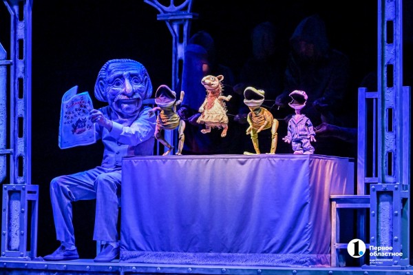 Как Чуковский свалился с неба: в Челябинском театре кукол сыграли премьеру мюзикла «Бибигон»