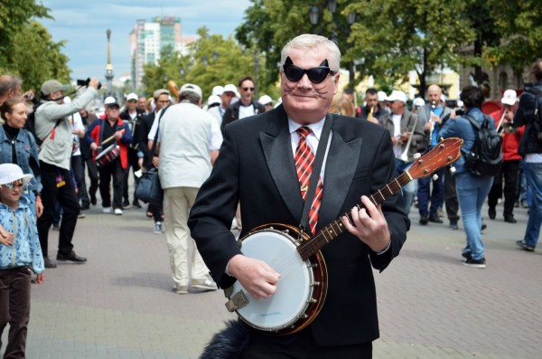 В джаз-параде на Кировке приняли участие музыканты, дети и кот В джаз-параде на Кировке приняли участие музыканты, дети и кот