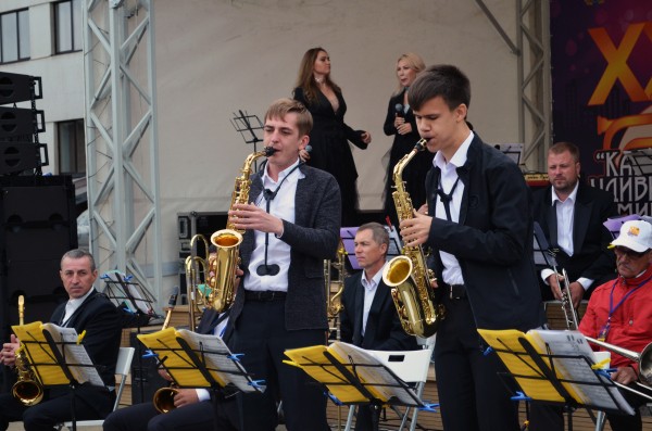 В джаз-параде на Кировке приняли участие музыканты, дети и кот В джаз-параде на Кировке приняли участие музыканты, дети и кот