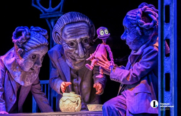 Как Чуковский свалился с неба: в Челябинском театре кукол сыграли премьеру мюзикла «Бибигон»