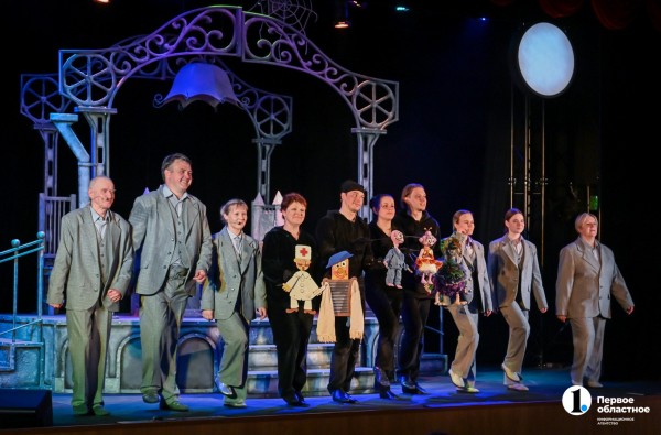 Как Чуковский свалился с неба: в Челябинском театре кукол сыграли премьеру мюзикла «Бибигон»