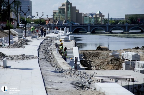 На новой набережной Челябинска начали монтировать детский городок