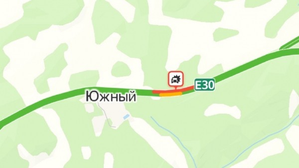 Легковушка врезалась в фуру в Челябинской области