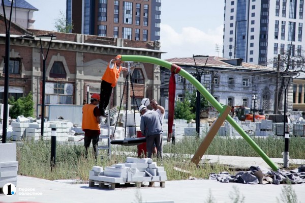 На новой набережной Челябинска начали монтировать детский городок