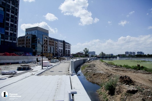 На новой набережной Челябинска начали монтировать детский городок
