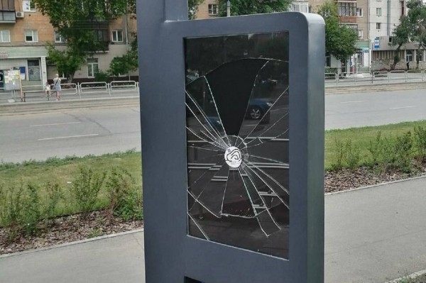 Ущерб на сотни тысяч: вандалы срезали качели в сквере на северо-западе Челябинска Ущерб на сотни тысяч: вандалы срезали качели в сквере на северо-западе Челябинска