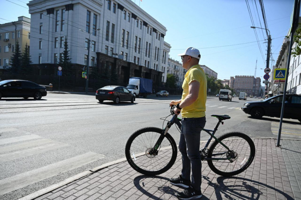 Губернатор Челябинской области приехал на работу на велосипеде