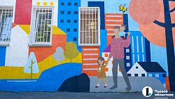 В Челябинске художник раскрасил фасад детской поликлиники № 4