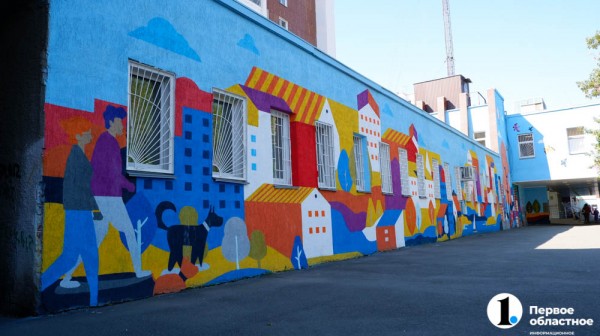 В Челябинске художник раскрасил фасад детской поликлиники № 4