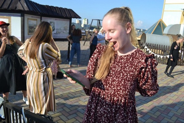 На крыше челябинского музея горожан учили читать стихи На крыше челябинского музея горожан учили читать стихи