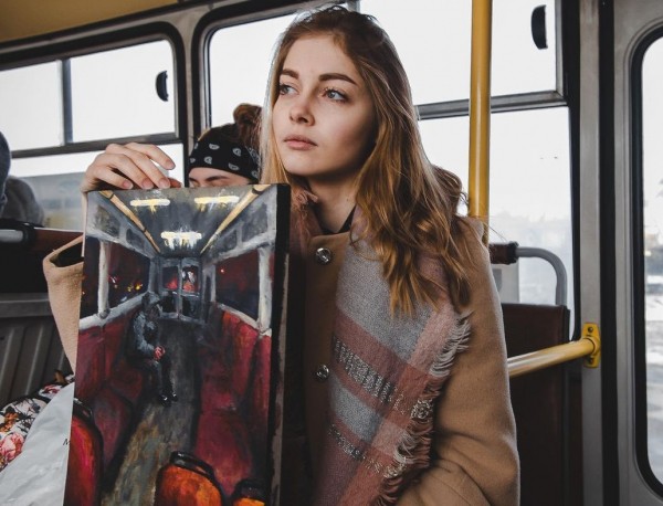 Горящие автобусы и спящие пассажиры: художница из Челябинска нарисовала серию картин о маршрутках Горящие автобусы и спящие пассажиры: художница из Челябинска нарисовала серию картин о маршрутках