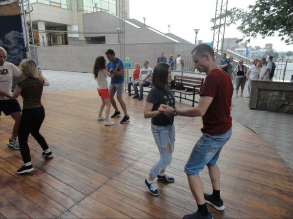 В Челябинске воскресным вечером на танцплощадках было многолюдно В Челябинске воскресным вечером на танцплощадках было многолюдно