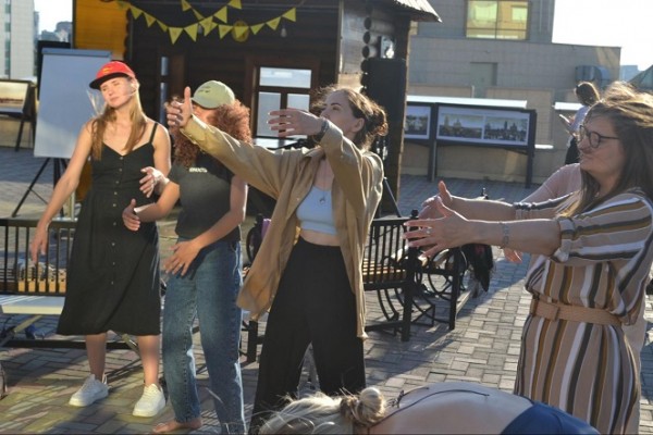 На крыше челябинского музея горожан учили читать стихи На крыше челябинского музея горожан учили читать стихи