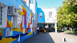 В Челябинске художник раскрасил фасад детской поликлиники № 4