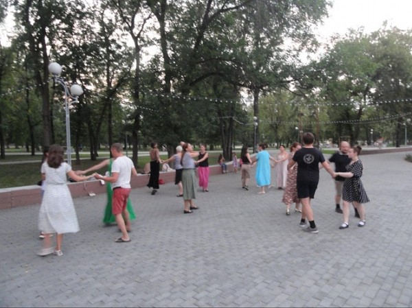 В Челябинске воскресным вечером на танцплощадках было многолюдно В Челябинске воскресным вечером на танцплощадках было многолюдно