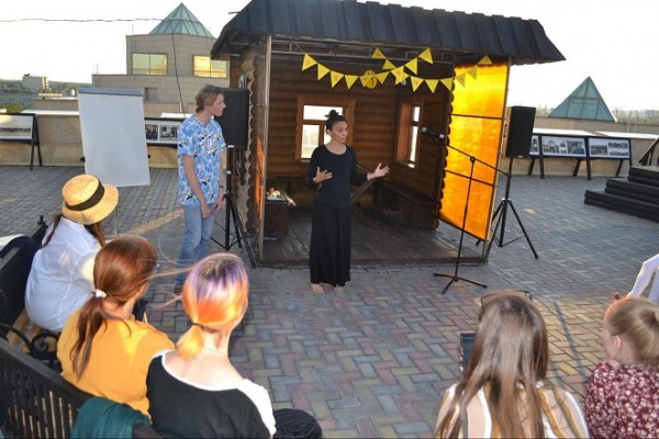 На крыше челябинского музея горожан учили читать стихи На крыше челябинского музея горожан учили читать стихи