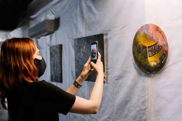 Горящие автобусы и спящие пассажиры: художница из Челябинска нарисовала серию картин о маршрутках Горящие автобусы и спящие пассажиры: художница из Челябинска нарисовала серию картин о маршрутках