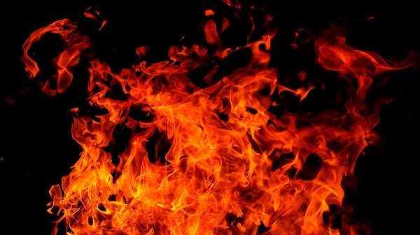 Жилой дом на Южном Урале загорелся из-за детской шалости, есть пострадавшие