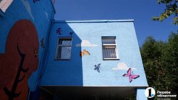 В Челябинске художник раскрасил фасад детской поликлиники № 4