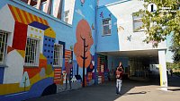 В Челябинске художник раскрасил фасад детской поликлиники № 4