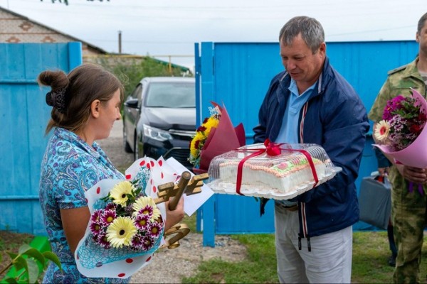В Челябинской области пострадавшей от пожара многодетной семье купили дом В Челябинской области пострадавшей от пожара многодетной семье купили дом