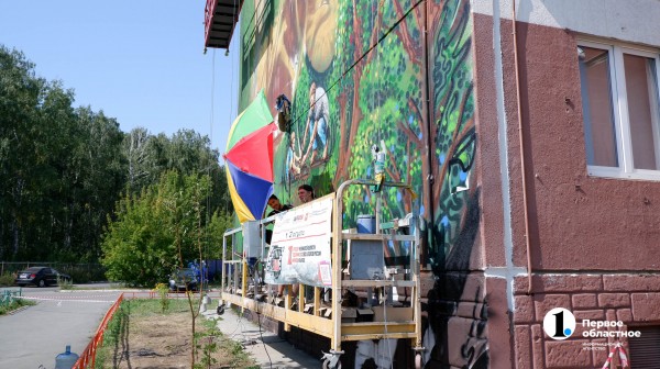 В челябинском микрорайоне Парковый завершили гигантский портрет девушки на фасаде дома