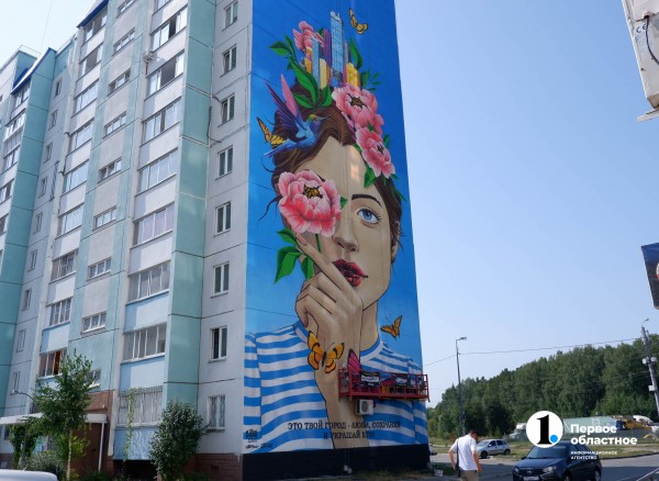 В челябинском микрорайоне Парковый завершили гигантский портрет девушки на фасаде дома