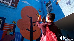 В Челябинске художник раскрасил фасад детской поликлиники № 4