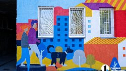 В Челябинске художник раскрасил фасад детской поликлиники № 4