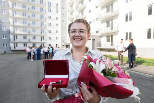 Алексей Текслер вручил ключи новоселам микрорайона Чурилово Алексей Текслер вручил ключи новоселам микрорайона Чурилово