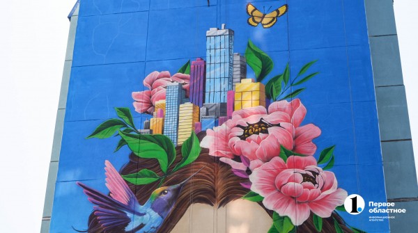 В челябинском микрорайоне Парковый завершили гигантский портрет девушки на фасаде дома