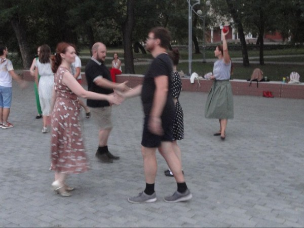 В Челябинске воскресным вечером на танцплощадках было многолюдно В Челябинске воскресным вечером на танцплощадках было многолюдно