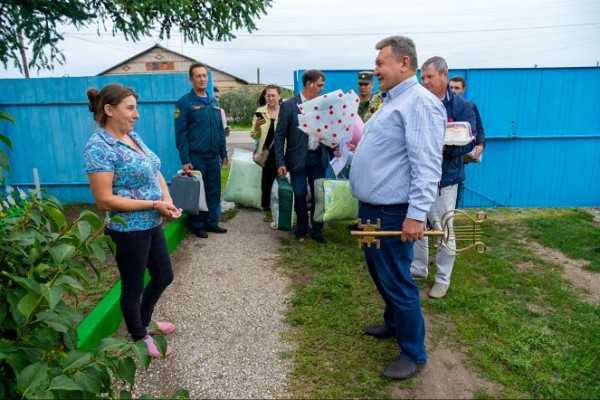 В Челябинской области пострадавшей от пожара многодетной семье купили дом В Челябинской области пострадавшей от пожара многодетной семье купили дом