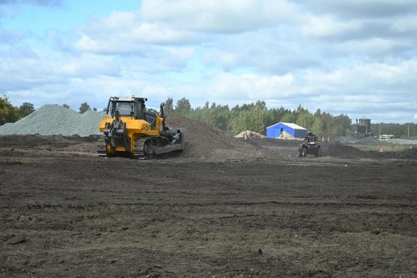 Алексей Текслер испытал уральский бульдозер на машиностроительной выставке Алексей Текслер испытал уральский бульдозер на машиностроительной выставке