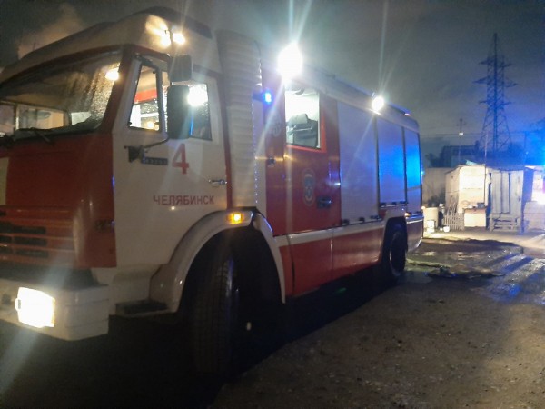 В промышленной зоне Челябинска горит ангар В промышленной зоне Челябинска горит ангар