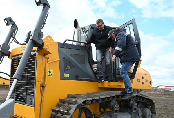Алексей Текслер испытал уральский бульдозер на машиностроительной выставке Алексей Текслер испытал уральский бульдозер на машиностроительной выставке