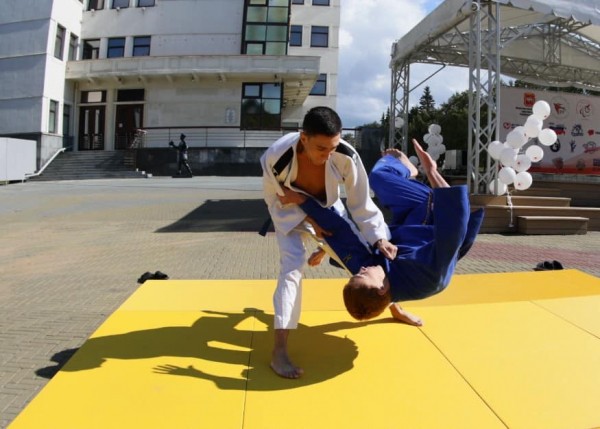 Спортсмены с инвалидностью продемонстрировали свои навыки в центре Челябинска 