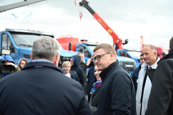 Алексей Текслер испытал уральский бульдозер на машиностроительной выставке Алексей Текслер испытал уральский бульдозер на машиностроительной выставке