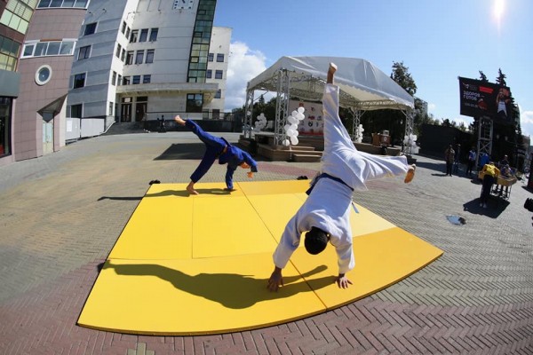 Спортсмены с инвалидностью продемонстрировали свои навыки в центре Челябинска 