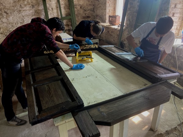 Волонтеры «Том Сойер Феста» отреставрировали наличники с Нагорного квартала Волонтеры «Том Сойер Феста» отреставрировали наличники с Нагорного квартала