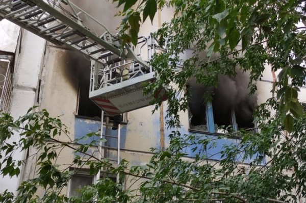 В Челябинске на пожаре в жилом доме огнеборцы спасли 16 человек В Челябинске на пожаре в жилом доме огнеборцы спасли 16 человек