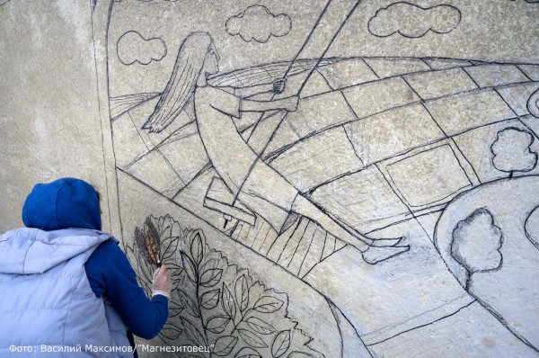 Московские художницы украшают мозаикой остановку в Челябинской области Московские художницы украшают мозаикой остановку в Челябинской области