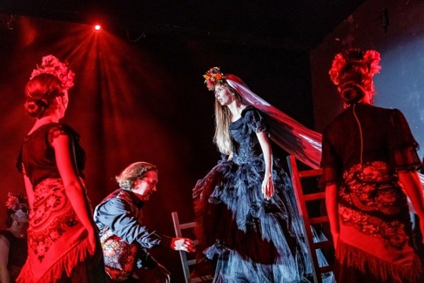 Челябинский Камерный театр показал необычный перформанс перед премьерой