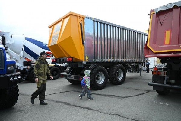 Алексей Текслер испытал уральский бульдозер на машиностроительной выставке Алексей Текслер испытал уральский бульдозер на машиностроительной выставке
