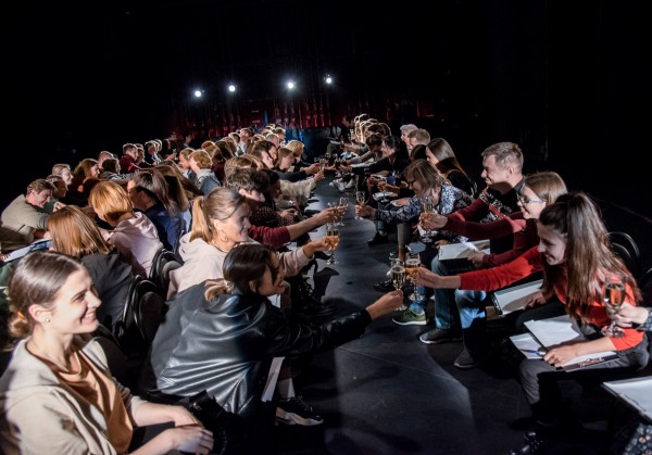 В Челябинске на фестивале Pulse II состоялся спектакль «Кто ты?»: без сюжета, без актеров, без зрителей