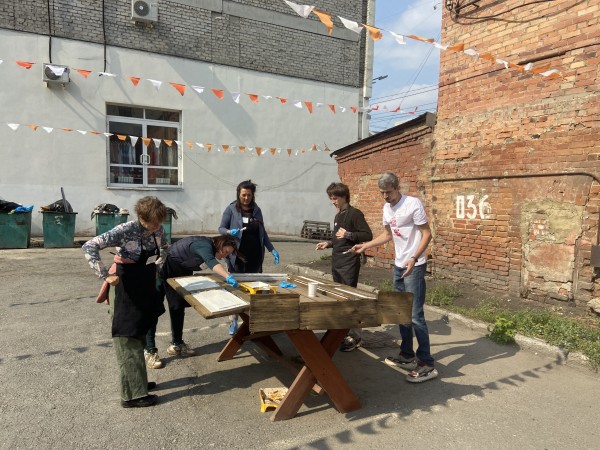 Волонтеры «Том Сойер Феста» отреставрировали наличники с Нагорного квартала Волонтеры «Том Сойер Феста» отреставрировали наличники с Нагорного квартала