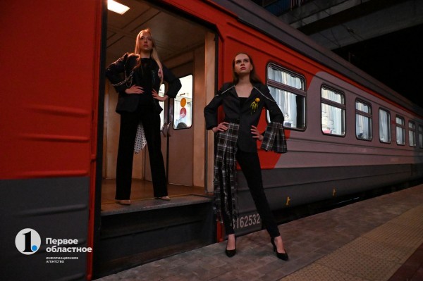 В вагоне челябинской электрички состоялась вечеринка от Long Fashion Weekend В вагоне челябинской электрички состоялась вечеринка от Long Fashion Weekend